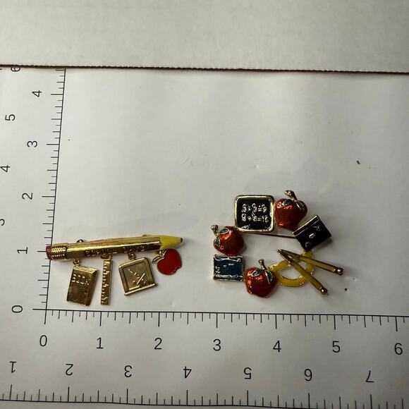 VTG Lot (5) Teacher Education Brooches Pins Apples Pencil Think Lightbulb Books - Picture 3 of 4